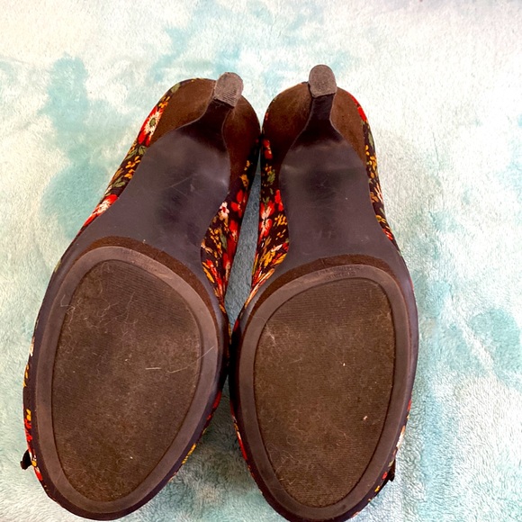 Madden Girl brown floral heels with ruffle flower toe - Picture 4 of 5